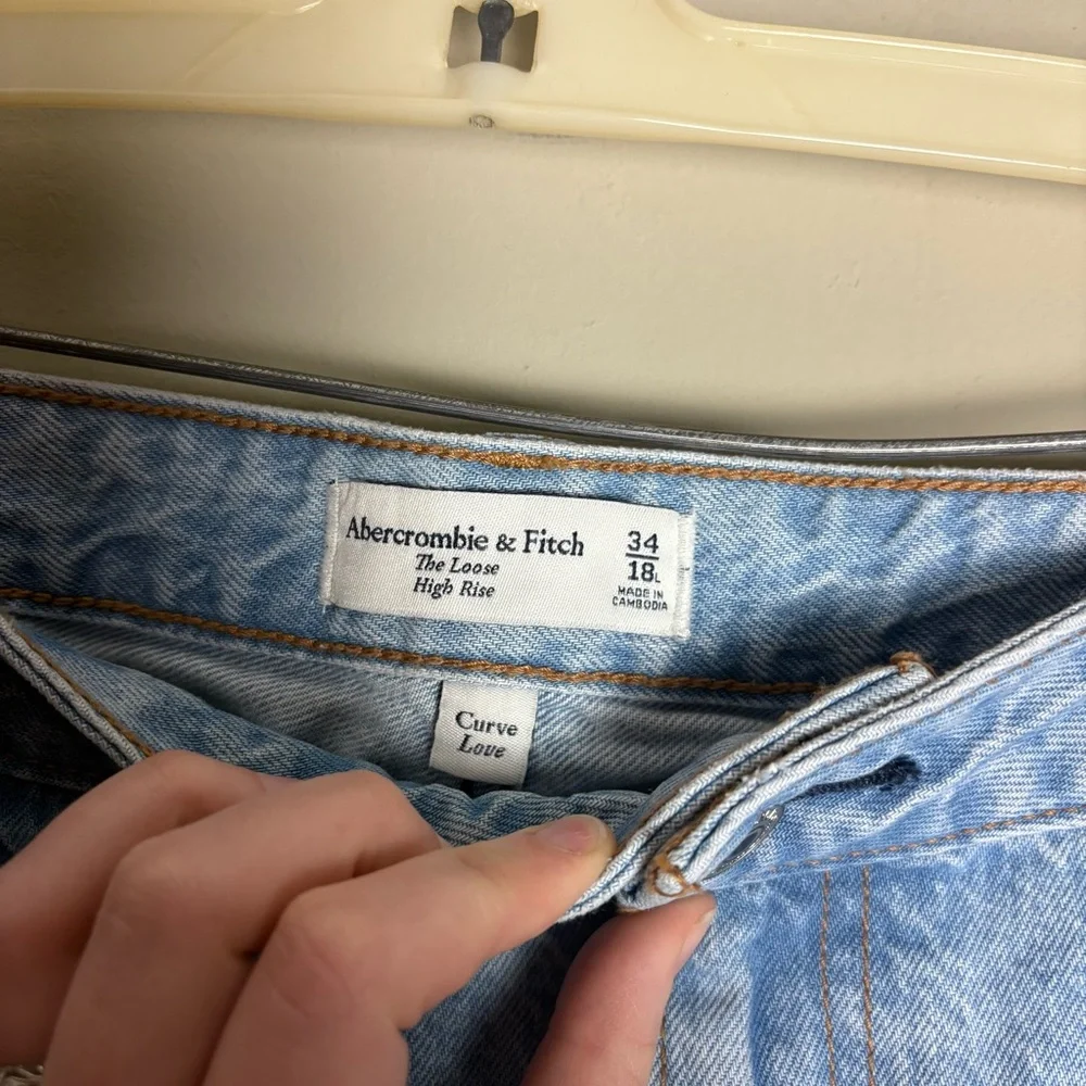 NWT Abercrombie and Fitch Curve Love High Rise Loose Jeans Size 34 Long - Picture 10 of 15